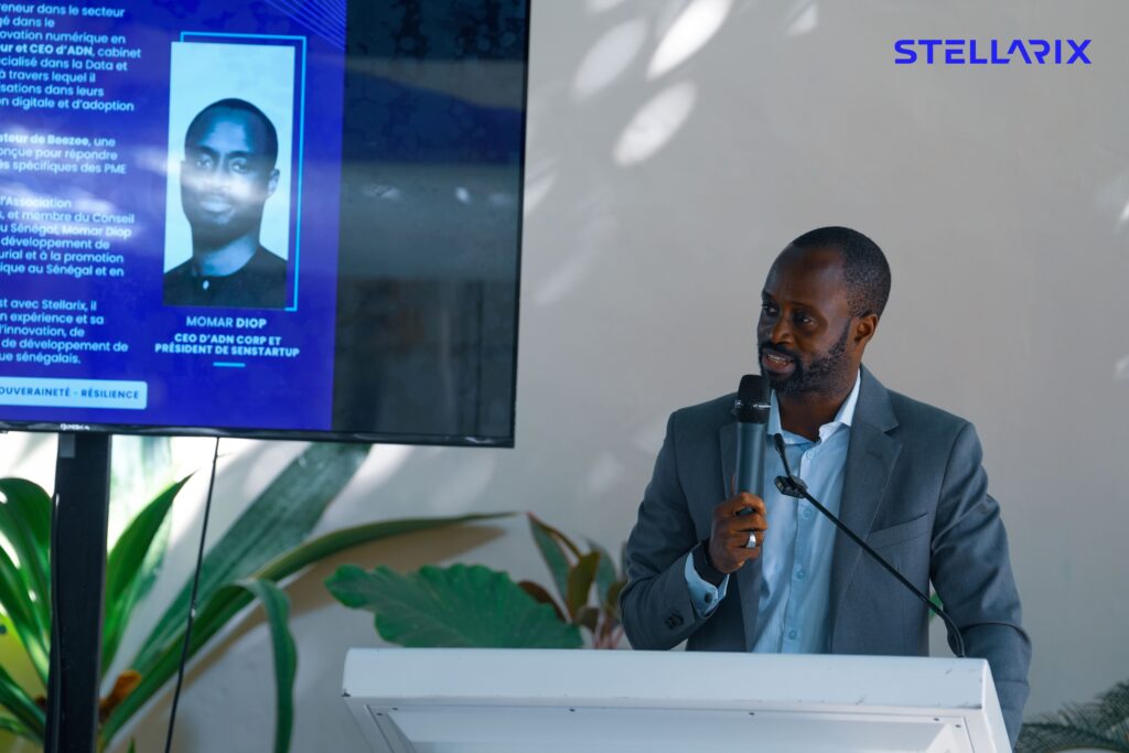 Momar Diop, président de Sen Startup, prend la parole lors du Business Breakfast STELLARIX Sénégal à Dakar